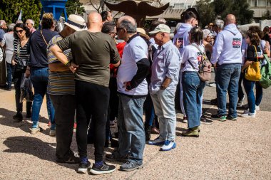 Tel Aviv, İsrail, 1 Mart 2024 Rehine Meydanı 'ndaki Tel Aviv Sanat Müzesi önünde Hamas' ın Gazze Şeridi 'nde esir tuttuğu ve kaçırdığı kişilerin anısına toplandı.