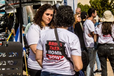 Tel Aviv, İsrail, 1 Mart 2024 Rehine Meydanı 'ndaki Tel Aviv Sanat Müzesi önünde Hamas' ın Gazze Şeridi 'nde esir tuttuğu ve kaçırdığı kişilerin anısına toplandı.