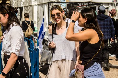 Tel Aviv, İsrail, 1 Mart 2024 Rehine Meydanı 'ndaki Tel Aviv Sanat Müzesi önünde Hamas' ın Gazze Şeridi 'nde esir tuttuğu ve kaçırdığı kişilerin anısına toplandı.