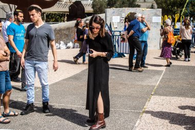 Tel Aviv, İsrail, 1 Mart 2024 Rehine Meydanı 'ndaki Tel Aviv Sanat Müzesi önünde Hamas' ın Gazze Şeridi 'nde esir tuttuğu ve kaçırdığı kişilerin anısına toplandı.