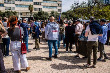 Tel Aviv, İsrail, 1 Mart 2024 Rehine Meydanı 'ndaki Tel Aviv Sanat Müzesi önünde Hamas' ın Gazze Şeridi 'nde esir tuttuğu ve kaçırdığı kişilerin anısına toplandı.