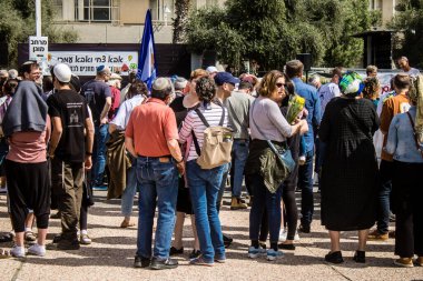 Tel Aviv, İsrail, 1 Mart 2024 Rehine Meydanı 'ndaki Tel Aviv Sanat Müzesi önünde Hamas' ın Gazze Şeridi 'nde esir tuttuğu ve kaçırdığı kişilerin anısına toplandı.