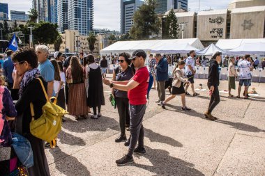 Tel Aviv, İsrail, 1 Mart 2024 Rehine Meydanı 'ndaki Tel Aviv Sanat Müzesi önünde Hamas' ın Gazze Şeridi 'nde esir tuttuğu ve kaçırdığı kişilerin anısına toplandı.