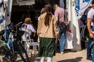 Tel Aviv, İsrail, 1 Mart 2024 Ortodoks dindar İsrailliler, Gazze Şeridi 'nde Hamas tarafından kaçırılıp esir tutulanların anısına Tel Aviv Sanat Müzesi önünde toplandılar.