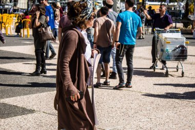 Tel Aviv, İsrail, 1 Mart 2024 Ortodoks dindar İsrailliler, Gazze Şeridi 'nde Hamas tarafından kaçırılıp esir tutulanların anısına Tel Aviv Sanat Müzesi önünde toplandılar.