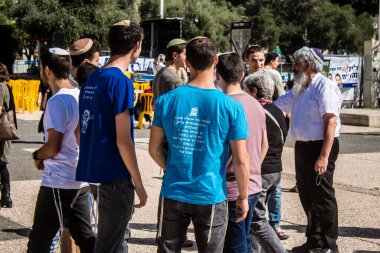 Tel Aviv, İsrail, 1 Mart 2024 Ortodoks dindar İsrailliler, Gazze Şeridi 'nde Hamas tarafından kaçırılıp esir tutulanların anısına Tel Aviv Sanat Müzesi önünde toplandılar.