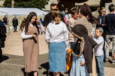 Tel Aviv, İsrail, 1 Mart 2024 Ortodoks dindar İsrailliler, Gazze Şeridi 'nde Hamas tarafından kaçırılıp esir tutulanların anısına Tel Aviv Sanat Müzesi önünde toplandılar.