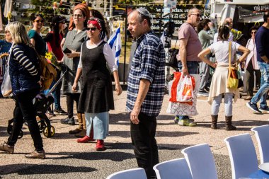 Tel Aviv, İsrail, 1 Mart 2024 Ortodoks dindar İsrailliler, Gazze Şeridi 'nde Hamas tarafından kaçırılıp esir tutulanların anısına Tel Aviv Sanat Müzesi önünde toplandılar.