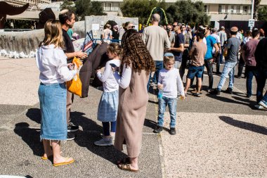 Tel Aviv, İsrail, 1 Mart 2024 Ortodoks dindar İsrailliler, Gazze Şeridi 'nde Hamas tarafından kaçırılıp esir tutulanların anısına Tel Aviv Sanat Müzesi önünde toplandılar.