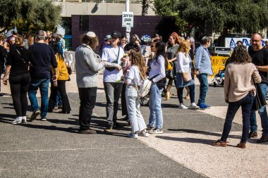 Tel Aviv, İsrail, 1 Mart 2024 Ortodoks dindar İsrailliler, Gazze Şeridi 'nde Hamas tarafından kaçırılıp esir tutulanların anısına Tel Aviv Sanat Müzesi önünde toplandılar.