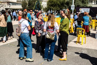 Tel Aviv, İsrail, 1 Mart 2024 Ortodoks dindar İsrailliler, Gazze Şeridi 'nde Hamas tarafından kaçırılıp esir tutulanların anısına Tel Aviv Sanat Müzesi önünde toplandılar.