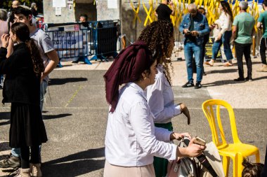 Tel Aviv, İsrail, 1 Mart 2024 Ortodoks dindar İsrailliler, Gazze Şeridi 'nde Hamas tarafından kaçırılıp esir tutulanların anısına Tel Aviv Sanat Müzesi önünde toplandılar.