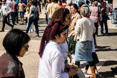 Tel Aviv, İsrail, 1 Mart 2024 Ortodoks dindar İsrailliler, Gazze Şeridi 'nde Hamas tarafından kaçırılıp esir tutulanların anısına Tel Aviv Sanat Müzesi önünde toplandılar.