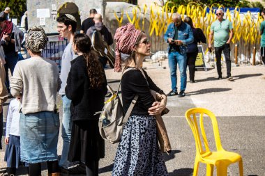 Tel Aviv, İsrail, 1 Mart 2024 Ortodoks dindar İsrailliler, Gazze Şeridi 'nde Hamas tarafından kaçırılıp esir tutulanların anısına Tel Aviv Sanat Müzesi önünde toplandılar.