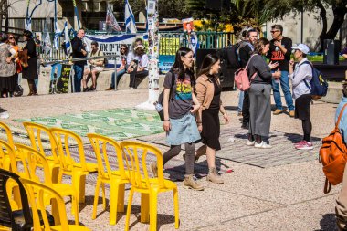 Tel Aviv, İsrail, 1 Mart 2024 Ortodoks dindar İsrailliler, Gazze Şeridi 'nde Hamas tarafından kaçırılıp esir tutulanların anısına Tel Aviv Sanat Müzesi önünde toplandılar.