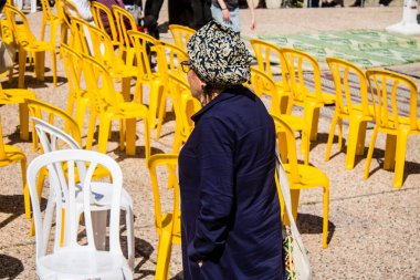 Tel Aviv, İsrail, 1 Mart 2024 Ortodoks dindar İsrailliler, Gazze Şeridi 'nde Hamas tarafından kaçırılıp esir tutulanların anısına Tel Aviv Sanat Müzesi önünde toplandılar.