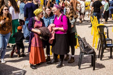 Tel Aviv, İsrail, 1 Mart 2024 Ortodoks dindar İsrailliler, Gazze Şeridi 'nde Hamas tarafından kaçırılıp esir tutulanların anısına Tel Aviv Sanat Müzesi önünde toplandılar.