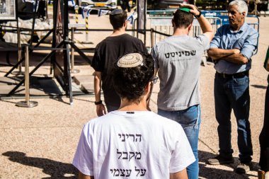 Tel Aviv, İsrail, 1 Mart 2024 Ortodoks dindar İsrailliler, Gazze Şeridi 'nde Hamas tarafından kaçırılıp esir tutulanların anısına Tel Aviv Sanat Müzesi önünde toplandılar.