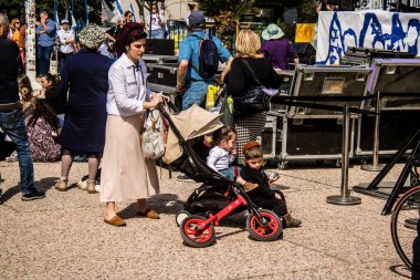 Tel Aviv, İsrail, 1 Mart 2024 Ortodoks dindar İsrailliler, Gazze Şeridi 'nde Hamas tarafından kaçırılıp esir tutulanların anısına Tel Aviv Sanat Müzesi önünde toplandılar.