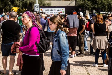 Tel Aviv, İsrail, 1 Mart 2024 Ortodoks dindar İsrailliler, Gazze Şeridi 'nde Hamas tarafından kaçırılıp esir tutulanların anısına Tel Aviv Sanat Müzesi önünde toplandılar.