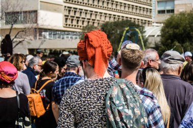Tel Aviv, İsrail, 1 Mart 2024 Ortodoks dindar İsrailliler, Gazze Şeridi 'nde Hamas tarafından kaçırılıp esir tutulanların anısına Tel Aviv Sanat Müzesi önünde toplandılar.