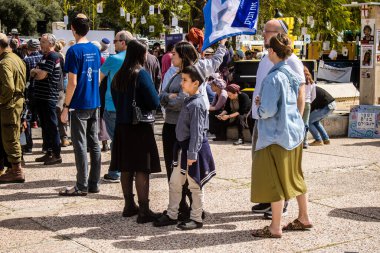 Tel Aviv, İsrail, 1 Mart 2024 Ortodoks dindar İsrailliler, Gazze Şeridi 'nde Hamas tarafından kaçırılıp esir tutulanların anısına Tel Aviv Sanat Müzesi önünde toplandılar.