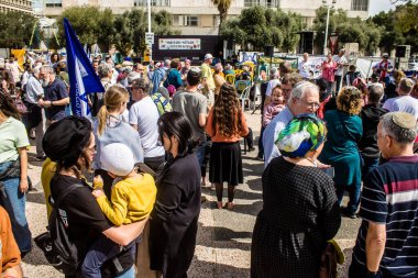 Tel Aviv, İsrail, 1 Mart 2024 Ortodoks dindar İsrailliler, Gazze Şeridi 'nde Hamas tarafından kaçırılıp esir tutulanların anısına Tel Aviv Sanat Müzesi önünde toplandılar.