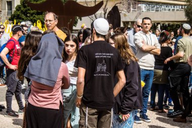 Tel Aviv, İsrail, 1 Mart 2024 Ortodoks dindar İsrailliler, Gazze Şeridi 'nde Hamas tarafından kaçırılıp esir tutulanların anısına Tel Aviv Sanat Müzesi önünde toplandılar.