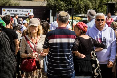 Tel Aviv, İsrail, 1 Mart 2024 Ortodoks dindar İsrailliler, Gazze Şeridi 'nde Hamas tarafından kaçırılıp esir tutulanların anısına Tel Aviv Sanat Müzesi önünde toplandılar.