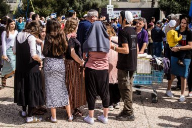 Tel Aviv, İsrail, 1 Mart 2024 Ortodoks dindar İsrailliler, Gazze Şeridi 'nde Hamas tarafından kaçırılıp esir tutulanların anısına Tel Aviv Sanat Müzesi önünde toplandılar.