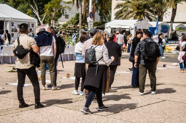 Tel Aviv, İsrail, 1 Mart 2024 İsrailliler, bugün Rehineler Meydanı olarak bilinen yerde Hamas tarafından rehin tutulan veya öldürülen çocukları resmeden bebeklere bakıyorlar.