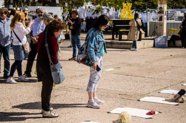 Tel Aviv, İsrail, 1 Mart 2024 İsrailliler, bugün Rehineler Meydanı olarak bilinen yerde Hamas tarafından rehin tutulan veya öldürülen çocukları resmeden bebeklere bakıyorlar.