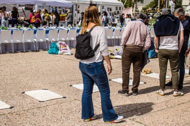 Tel Aviv, İsrail, 1 Mart 2024 İsrailliler, bugün Rehineler Meydanı olarak bilinen yerde Hamas tarafından rehin tutulan veya öldürülen çocukları resmeden bebeklere bakıyorlar.