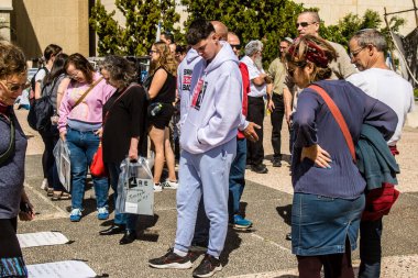 Tel Aviv, İsrail, 1 Mart 2024 İsrailliler, bugün Rehineler Meydanı olarak bilinen yerde Hamas tarafından rehin tutulan veya öldürülen çocukları resmeden bebeklere bakıyorlar.