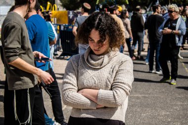 Tel Aviv, İsrail, 1 Mart 2024 İsrailliler, bugün Rehineler Meydanı olarak bilinen yerde Hamas tarafından rehin tutulan veya öldürülen çocukları resmeden bebeklere bakıyorlar.