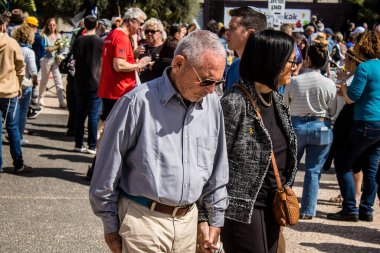 Tel Aviv, İsrail, 1 Mart 2024 İsrailliler, bugün Rehineler Meydanı olarak bilinen yerde Hamas tarafından rehin tutulan veya öldürülen çocukları resmeden bebeklere bakıyorlar.