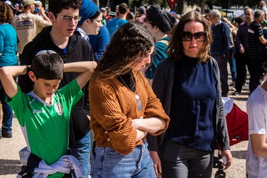 Tel Aviv, İsrail, 1 Mart 2024 İsrailliler, bugün Rehineler Meydanı olarak bilinen yerde Hamas tarafından rehin tutulan veya öldürülen çocukları resmeden bebeklere bakıyorlar.