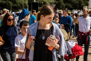 Tel Aviv, İsrail, 1 Mart 2024 İsrailliler, bugün Rehineler Meydanı olarak bilinen yerde Hamas tarafından rehin tutulan veya öldürülen çocukları resmeden bebeklere bakıyorlar.