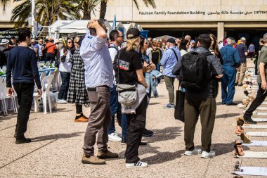 Tel Aviv, İsrail, 1 Mart 2024 İsrailliler, bugün Rehineler Meydanı olarak bilinen yerde Hamas tarafından rehin tutulan veya öldürülen çocukları resmeden bebeklere bakıyorlar.