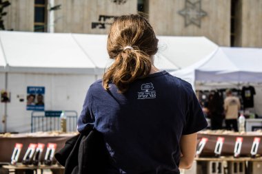 Tel Aviv, İsrail, 1 Mart 2024 İsrailliler, bugün Rehineler Meydanı olarak bilinen yerde Hamas tarafından rehin tutulan veya öldürülen çocukları resmeden bebeklere bakıyorlar.