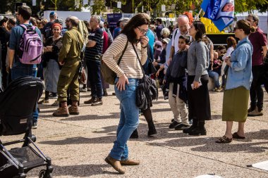 Tel Aviv, İsrail, 1 Mart 2024 İsrailliler, bugün Rehineler Meydanı olarak bilinen yerde Hamas tarafından rehin tutulan veya öldürülen çocukları resmeden bebeklere bakıyorlar.