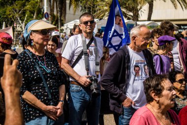 Tel Aviv, İsrail, 1 Mart 2024 İsrail Rehine Meydanı 'nda, Gazze' de rehin tutulan 136 rehinenin anısına düzenlenen gösteri. Aileleri desteklemek için günlük toplantılar düzenlenir.