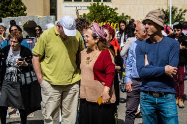 Tel Aviv, İsrail, 1 Mart 2024 İsrail Rehine Meydanı 'nda, Gazze' de rehin tutulan 136 rehinenin anısına düzenlenen gösteri. Aileleri desteklemek için günlük toplantılar düzenlenir.