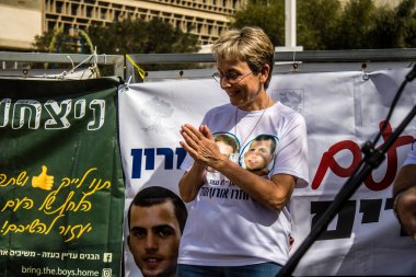 Tel Aviv, İsrail, 1 Mart 2024 İsrail Rehine Meydanı 'nda, Gazze' de rehin tutulan 136 rehinenin anısına düzenlenen gösteri. Aileleri desteklemek için günlük toplantılar düzenlenir.