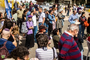 Tel Aviv, İsrail, 1 Mart 2024 İsrail Rehine Meydanı 'nda, Gazze' de rehin tutulan 136 rehinenin anısına düzenlenen gösteri. Aileleri desteklemek için günlük toplantılar düzenlenir.