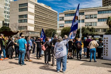 Tel Aviv, İsrail, 1 Mart 2024 İsrail Rehine Meydanı 'nda, Gazze' de rehin tutulan 136 rehinenin anısına düzenlenen gösteri. Aileleri desteklemek için günlük toplantılar düzenlenir.