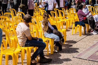 Tel Aviv, İsrail, 1 Mart 2024 İsrail Rehine Meydanı 'nda, Gazze' de rehin tutulan 136 rehinenin anısına düzenlenen gösteri. Aileleri desteklemek için günlük toplantılar düzenlenir.