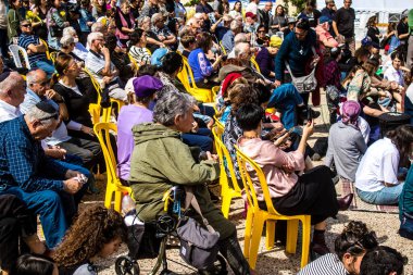 Tel Aviv, İsrail, 1 Mart 2024 İsrail Rehine Meydanı 'nda, Gazze' de rehin tutulan 136 rehinenin anısına düzenlenen gösteri. Aileleri desteklemek için günlük toplantılar düzenlenir.