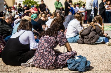 Tel Aviv, İsrail, 1 Mart 2024 İsrail Rehine Meydanı 'nda, Gazze' de rehin tutulan 136 rehinenin anısına düzenlenen gösteri. Aileleri desteklemek için günlük toplantılar düzenlenir.