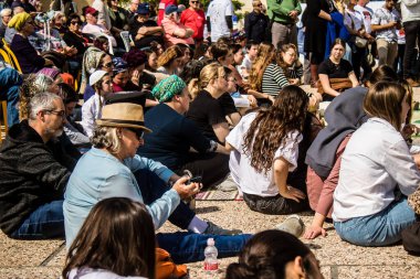 Tel Aviv, İsrail, 1 Mart 2024 İsrail Rehine Meydanı 'nda, Gazze' de rehin tutulan 136 rehinenin anısına düzenlenen gösteri. Aileleri desteklemek için günlük toplantılar düzenlenir.